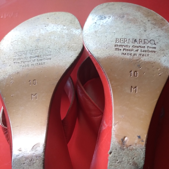 Bernardo 'Pam' Red Leather Wedge T-Strap Sandal | Size 10M - Picture 4 of 6